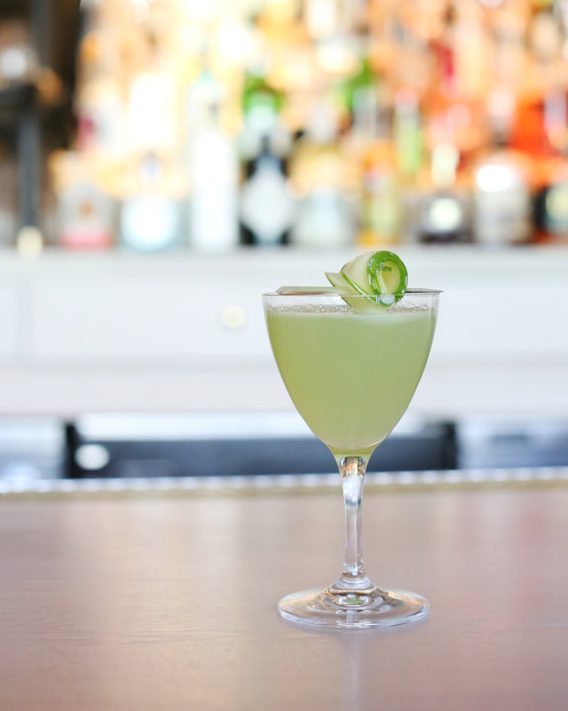 Photo of a green cocktail on the Bar at Hotel Zachary, taken by Melanie Richtman